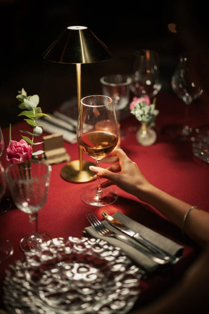 Copa de vino rosado sobre mantel rojo en Le Petit LØV