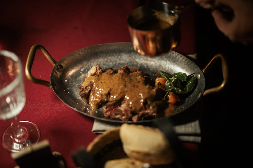 Plato de carne en cazuela de cobre en Le Petit LØV