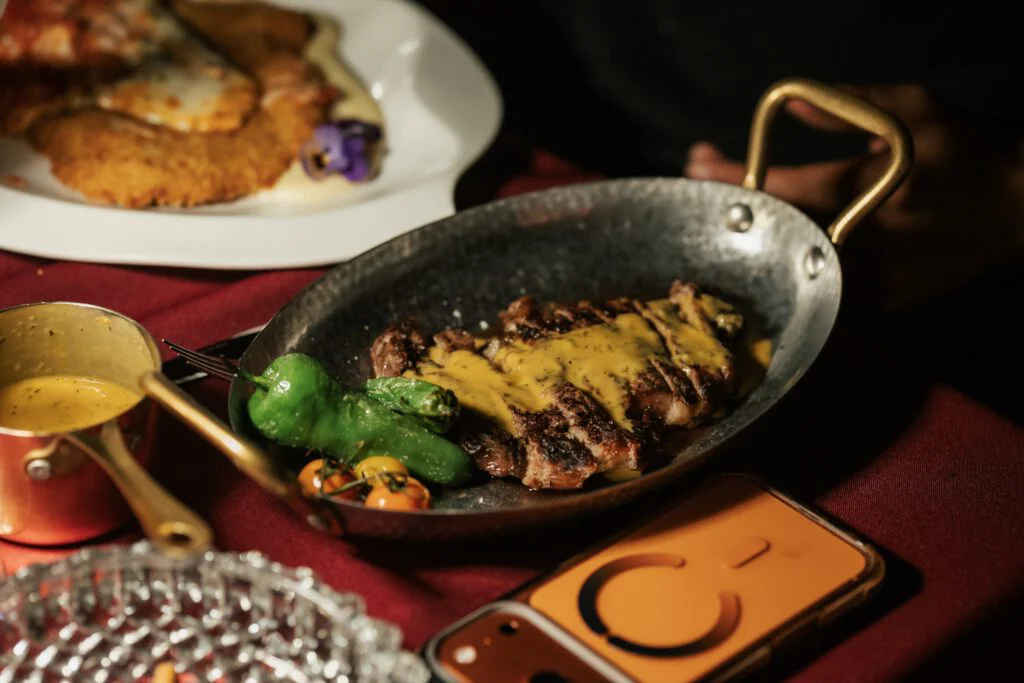 Plato principal con salsa en Le Petit LØV