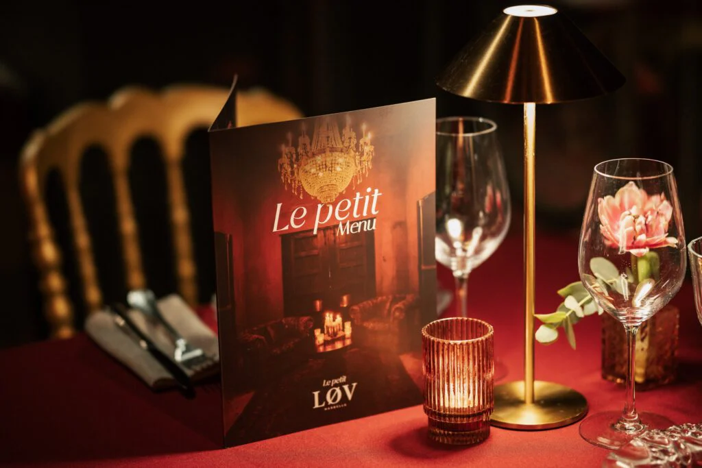 Carta de Le Petit LØV sobre la mesa