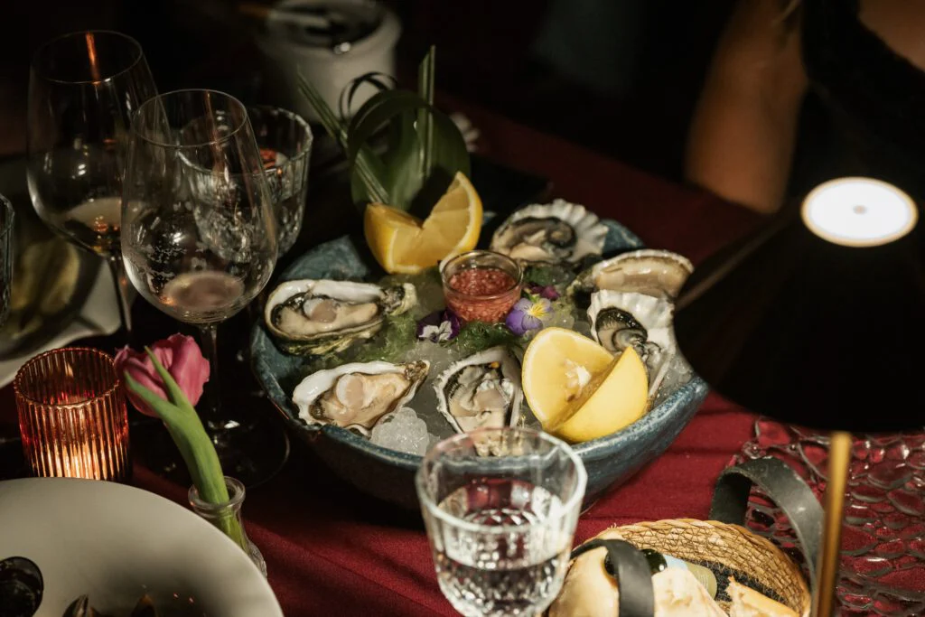 Ostras y copas de vino en Le Petit LØV