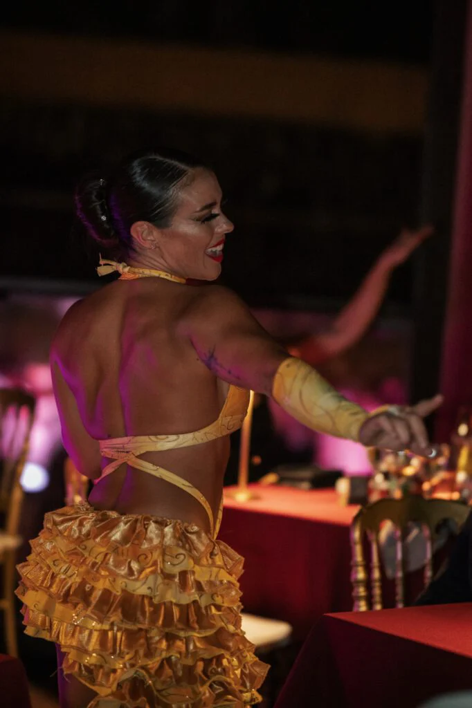 Bailarina con vestuario dorado en Le Petit LØV