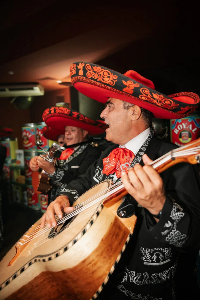 Mariachis cantando en la Sala de Despecho