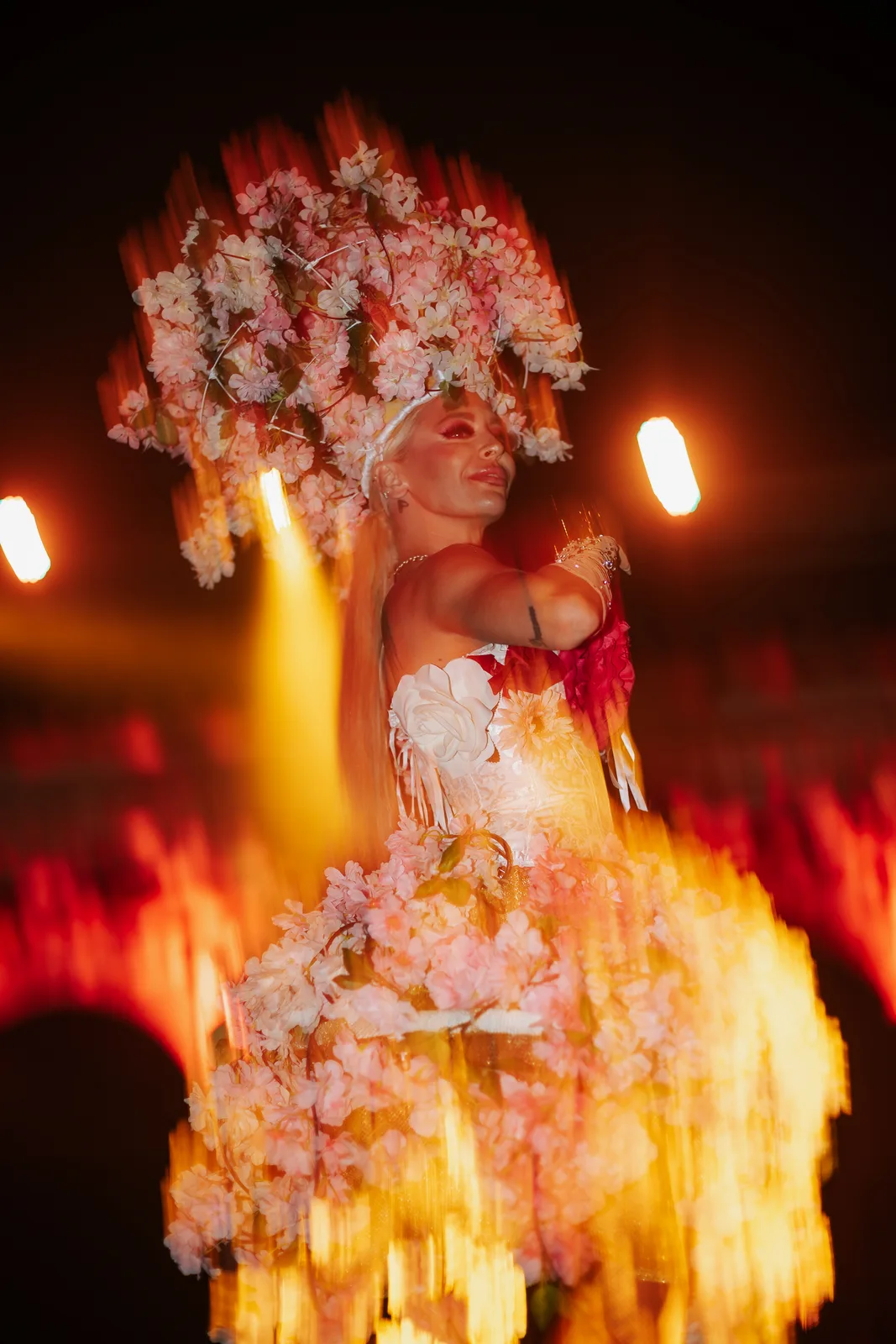 Artista con vestuario de flores durante el espectáculo