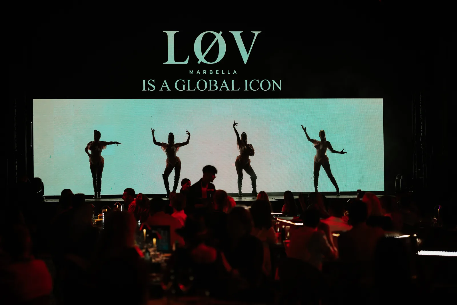 Bailarines sobre el escenario de LØV Iconic Dinner Show